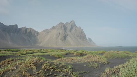 un espectacular monte vestrahorn que limita con el océano en la costa islandesa