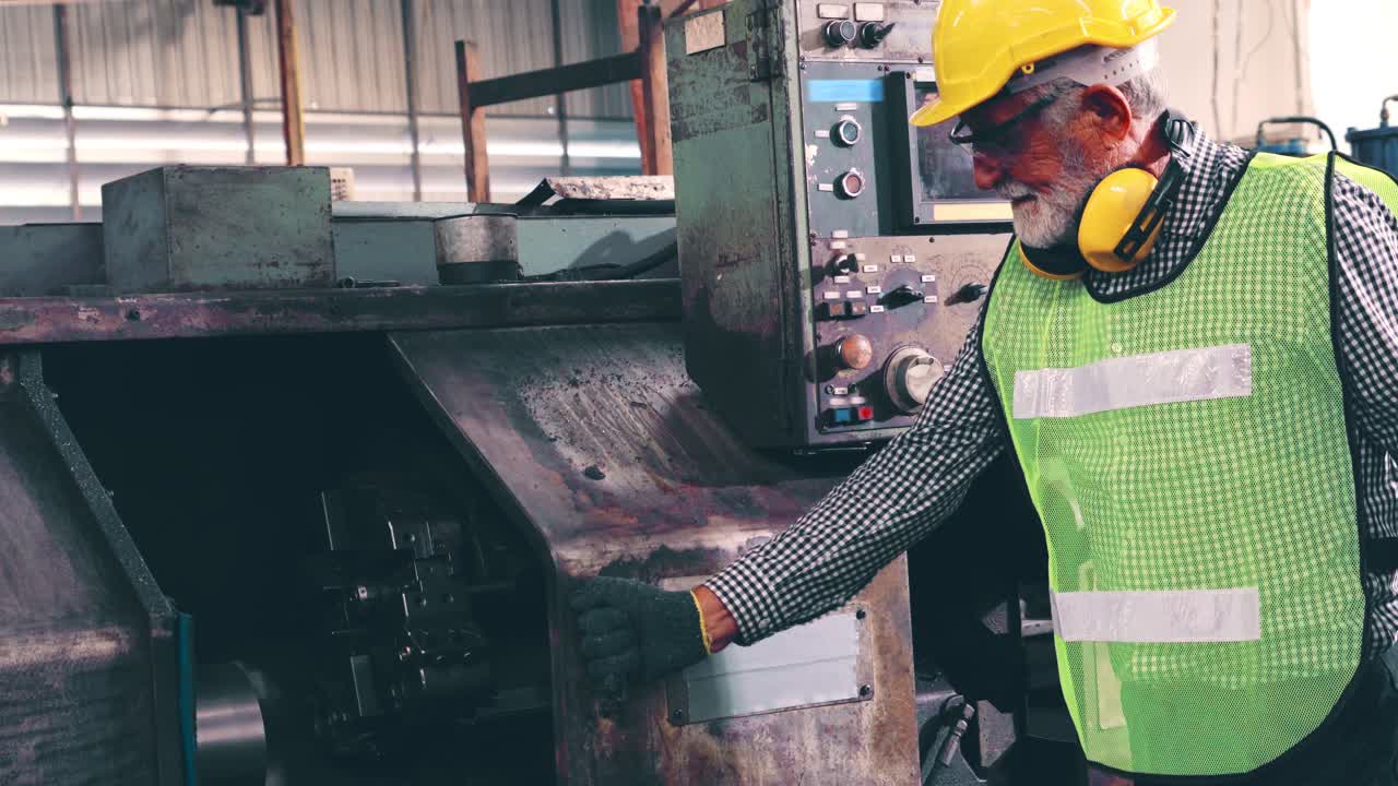 trabajador sénior de la fábrica enseña cómo usar el equipo de la máquina en el taller de la fábrica