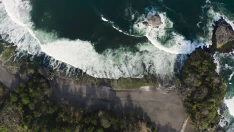 vista aérea de una playa rocosa con olas