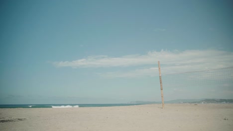 Playa-Pintoresca-Con-Red-De-Voleibol-Y-Poste-En-La-Union,-Filipinas