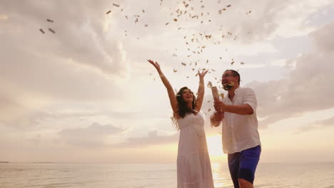 un hombre aplaude un concierto flapper volar junto con su amiga fiesta en la playa emocionalmente feliz