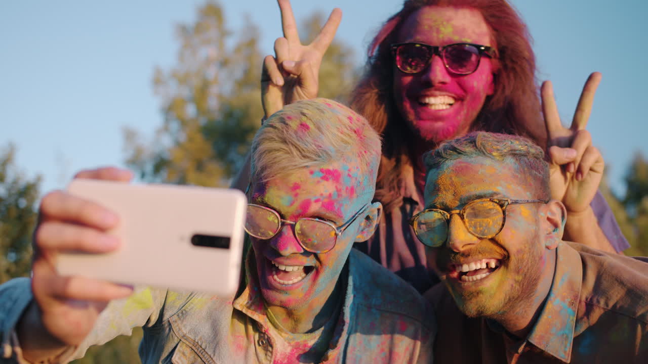 amigos celebrando el holi