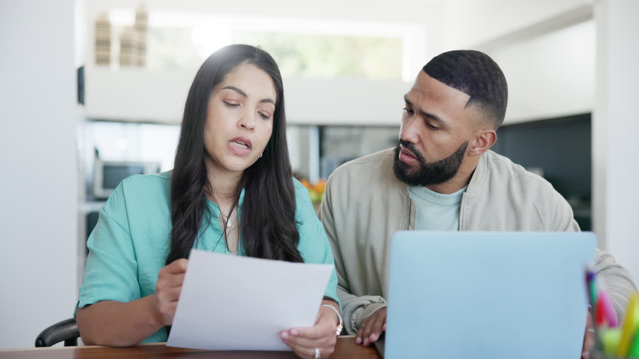 pareja, finanzas y estrés para las facturas