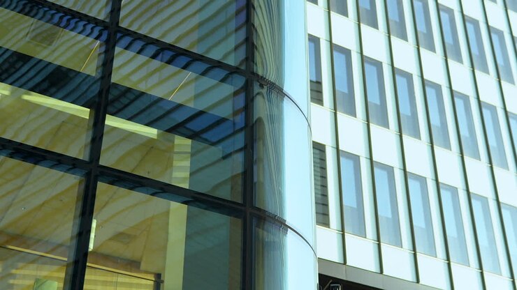 Riflessi su un edificio moderno con una facciata in vetro