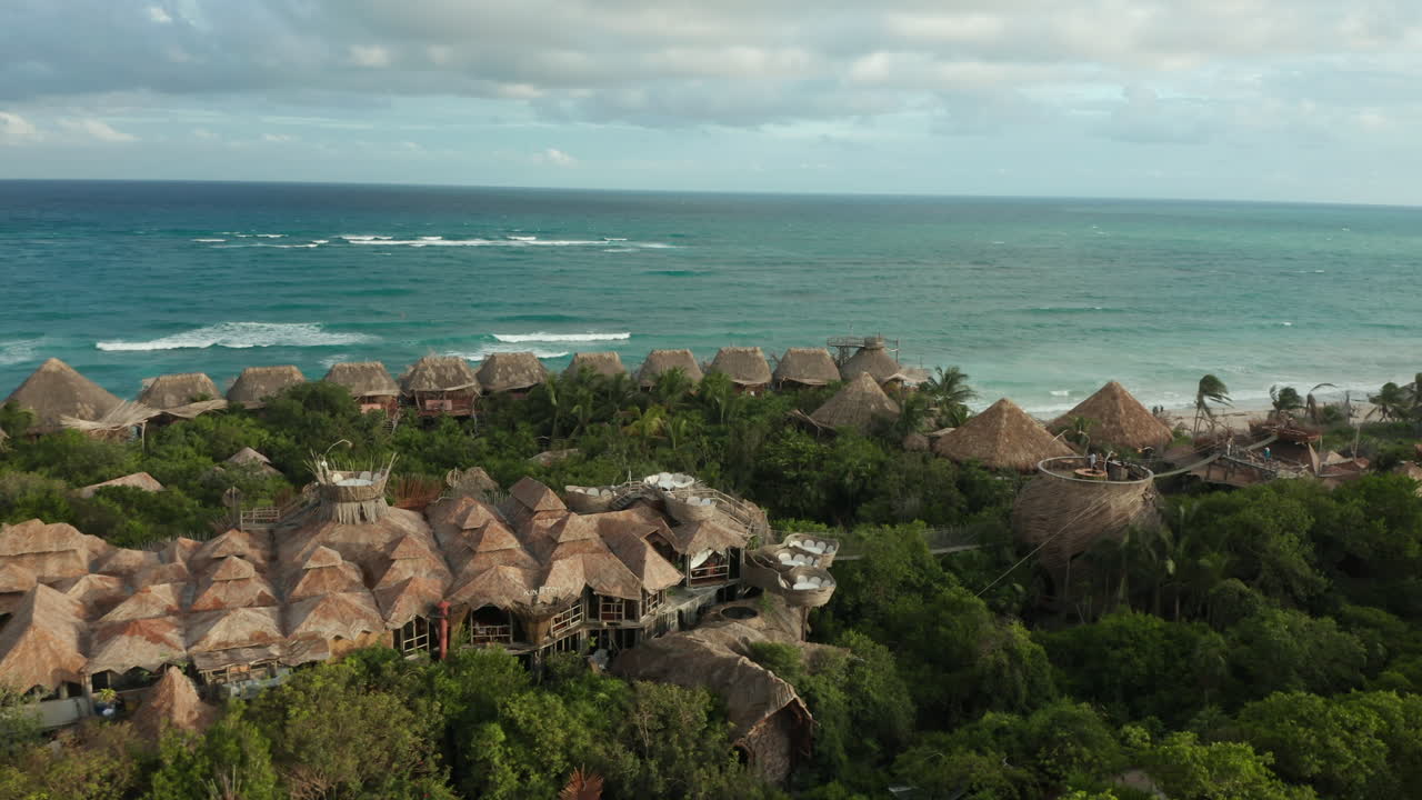 cabañas y villas salpican el paisaje a lo largo de la playa de tulum en méxico durante el día