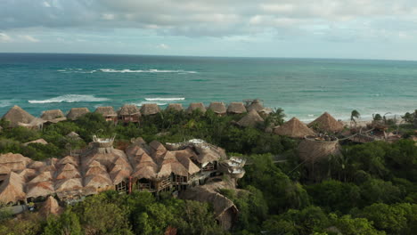 Cabañas-Y-Villas-Salpican-El-Paisaje-A-Lo-Largo-De-La-Playa-De-Tulum-En-México-Durante-El-Día