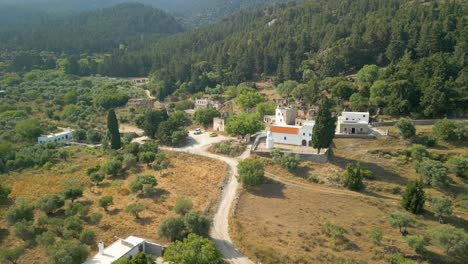 Arquitecturas-Históricas-En-La-Ciudad-De-Montaña-Cerca-De-La-Isla-Griega-De-Kos,-Grecia