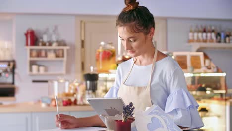 Cafébesitzer-Nutzt-Ein-Tablet-Im-Café