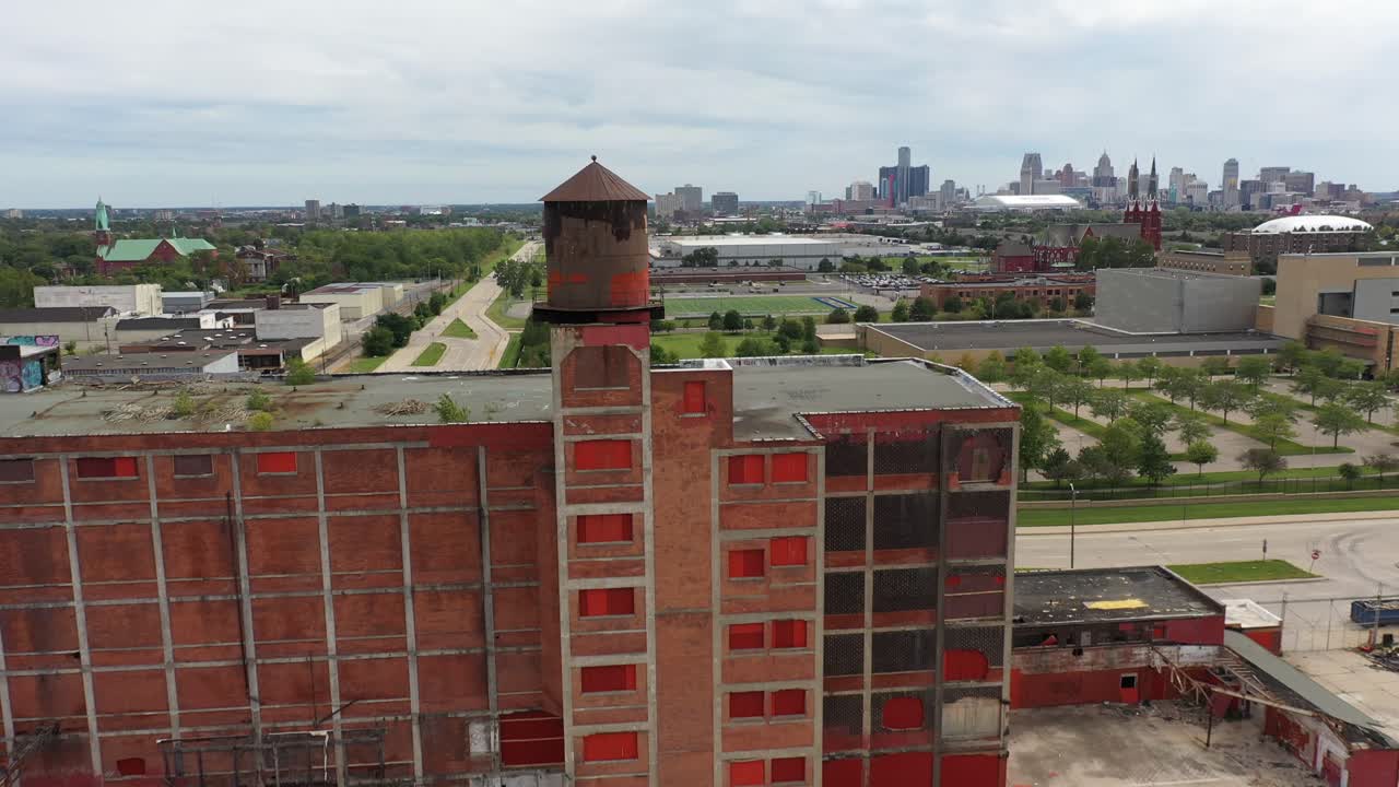 dron 4k de la fábrica de detroit abandonada