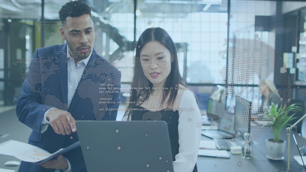 animación de mapas, globos y lenguaje informático sobre diversos compañeros de trabajo discutiendo informes en la computadora portátil