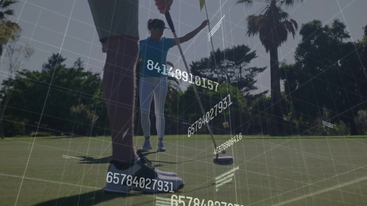 Golfista principale che allinea il putt, eseguendo il colpo verso la buca mentre il partner solleva la bandierina, AR che incrocia i giocatori