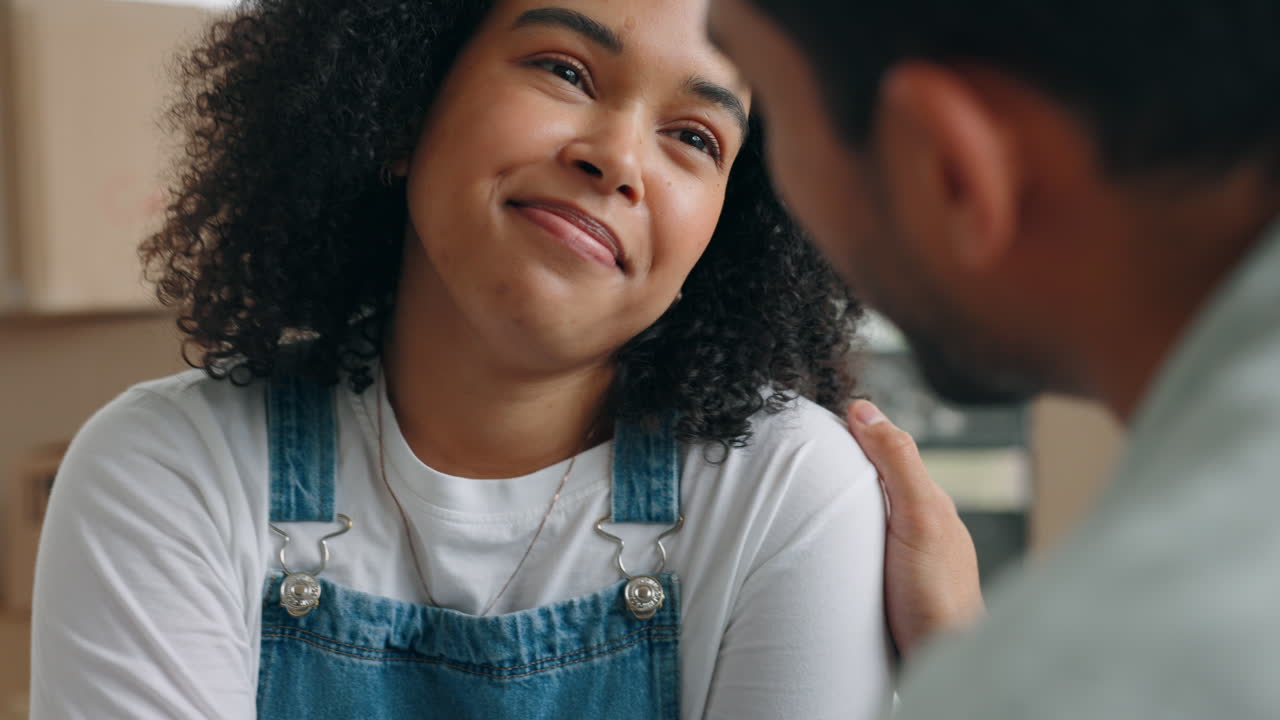 pareja, amor y sonrisa para el cuidado
