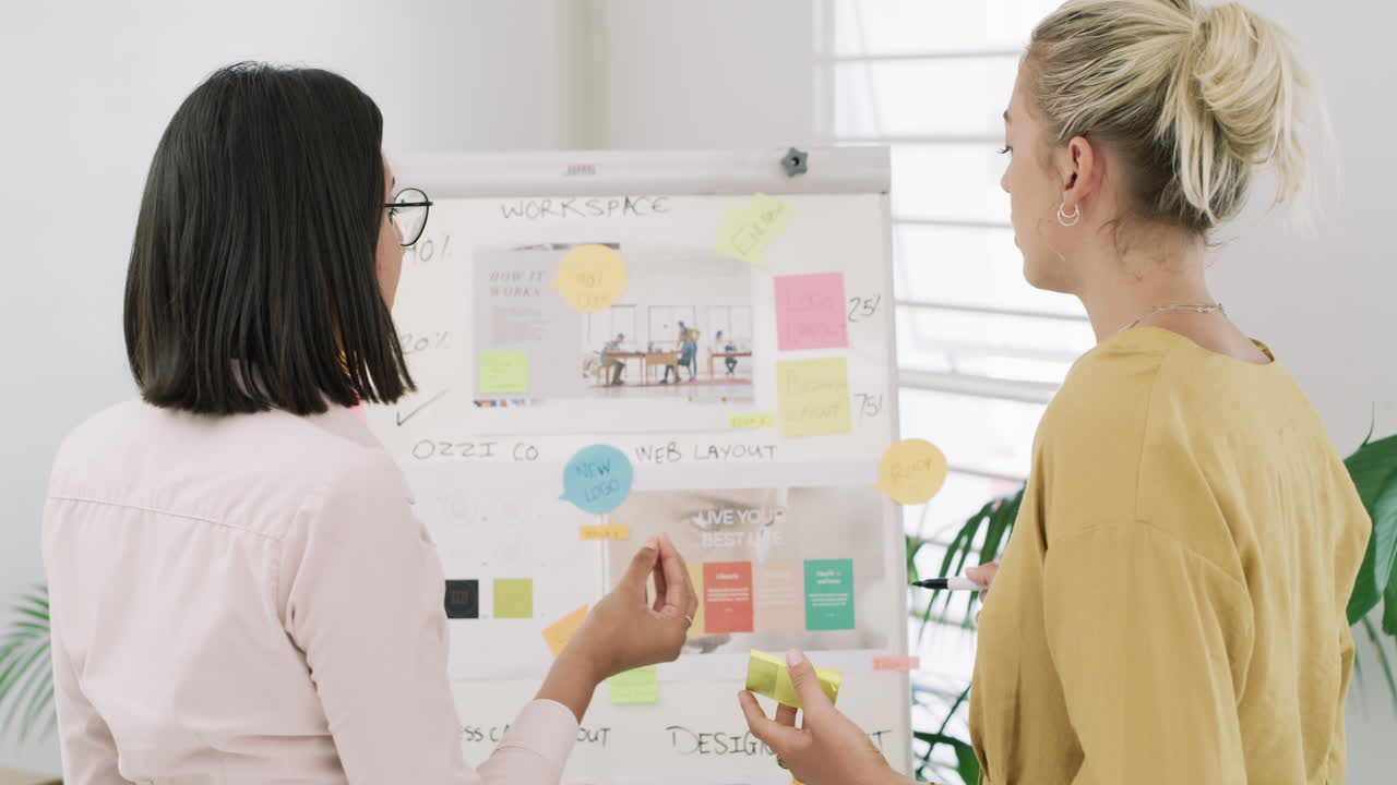 새로운 아이디어에 대해 흥분하고 있습니다.