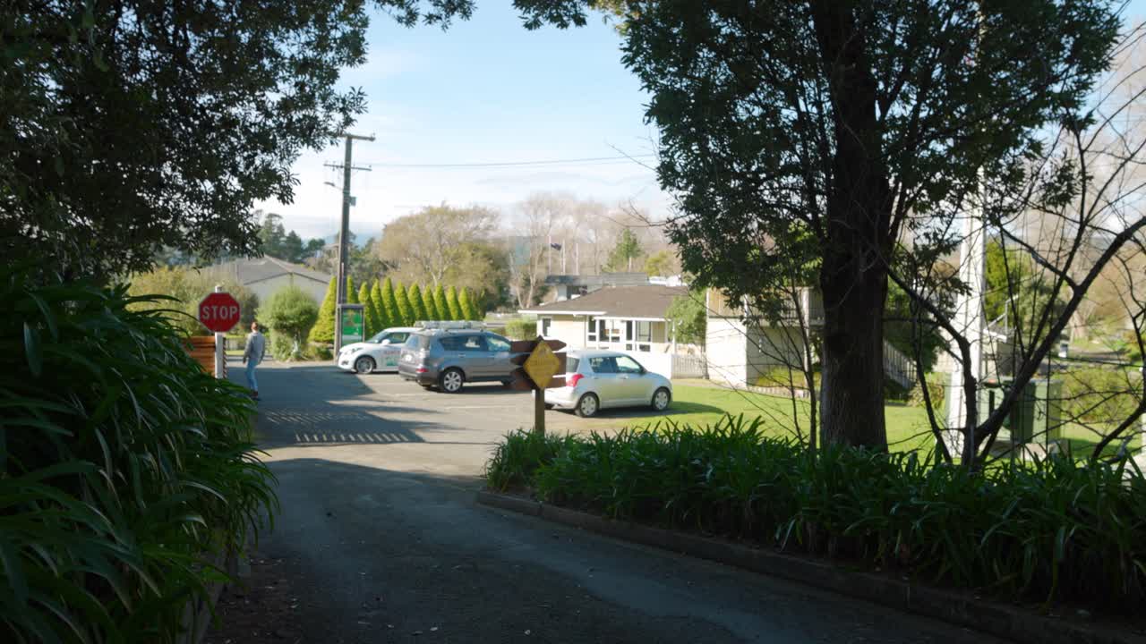 롱보드 스케이트보드에서 카메라를 지나가는 남자의 기울기 및 패닝 비디오