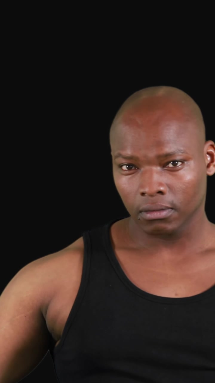 Bodybuilder che flette i bicipiti 4k