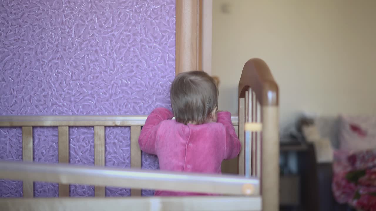 Un bambino sta giocando nel suo letto saltando.