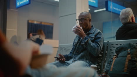 man eating lunch at the airport