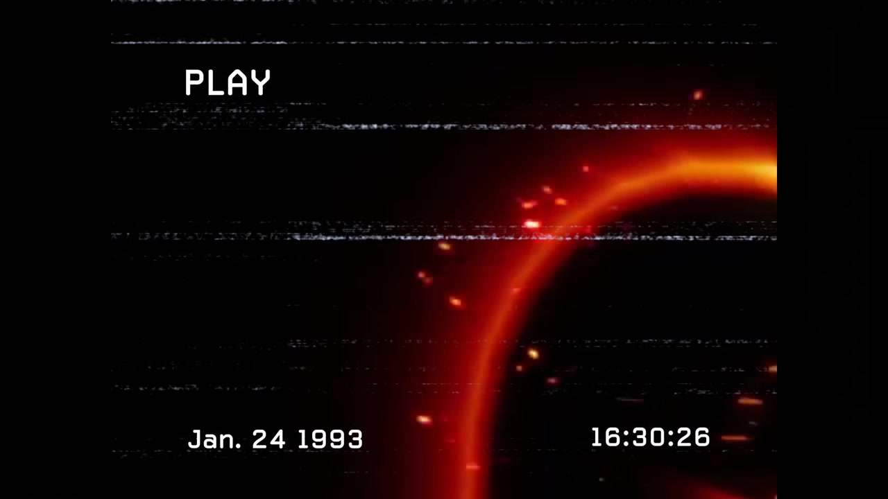 Riproduzione VHS che mostra la sovrapposizione "PLAY", timestamp e rumore statico mentre un bagliore rosso-arancio emerge e svanisce.