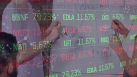 animación del procesamiento de datos financieros sobre empresarios en reuniones