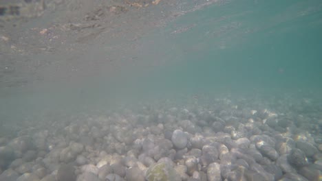 Action-Cam-Im-Seichten-Küstenwasser,-Wo-Kleine-Wellen-Brechen