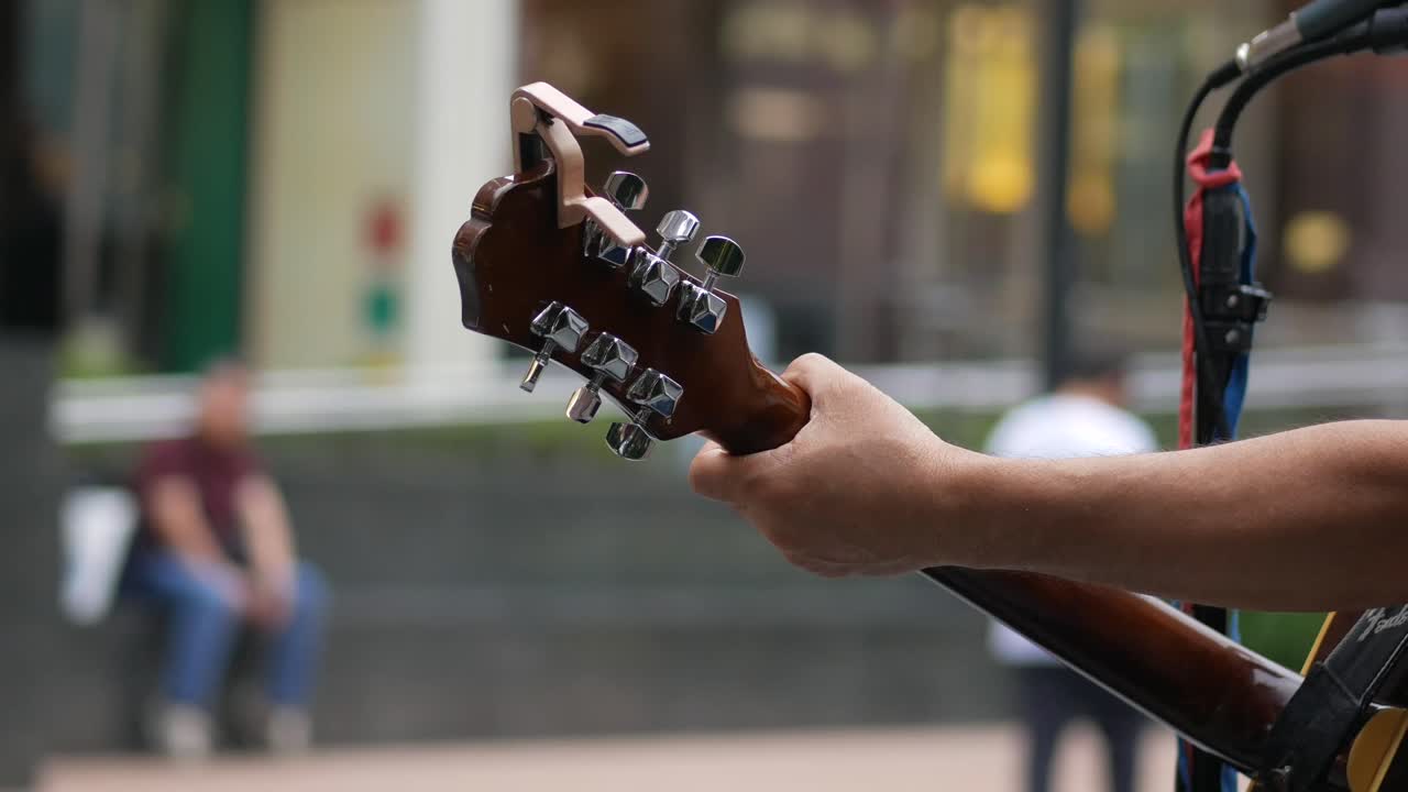 Musicista di strada con la chitarra