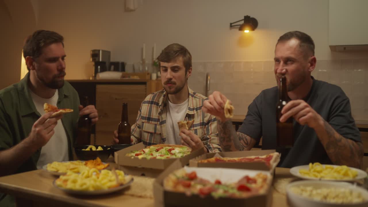 amigos comiendo pizza y bebiendo cerveza en casa