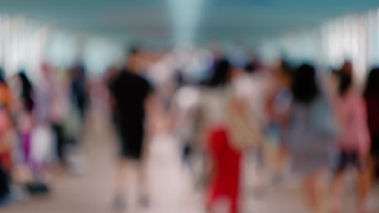 multitud irreconocible, gente caminando.