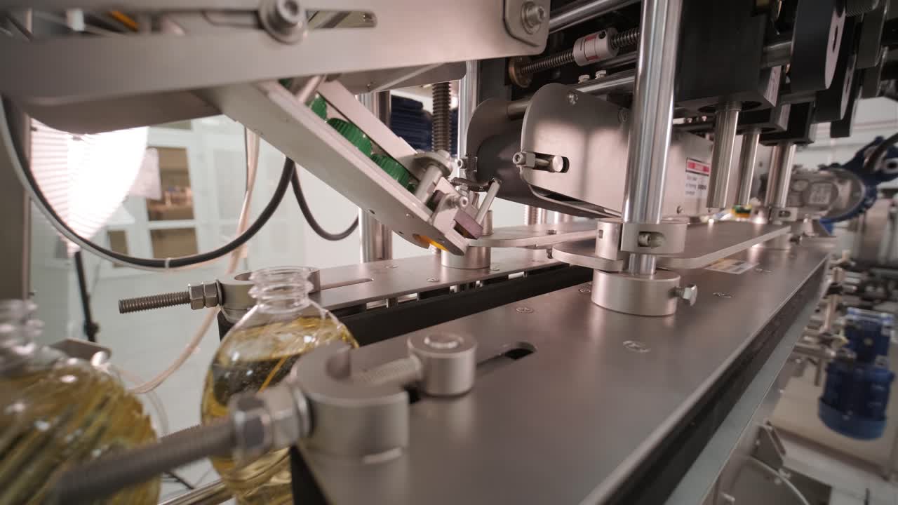 aceite de girasol en la botella que se mueve en la línea de producción. línea de embotellado de aceite de girassol en botellas. planta de producción de aceite vegetal. alta tecnología. fondo industrial
