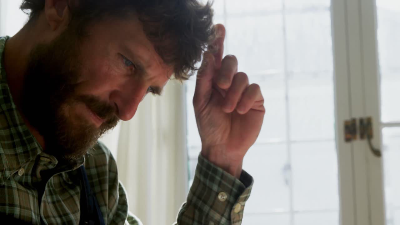 artesano dibujando un diseño de escultura 4k