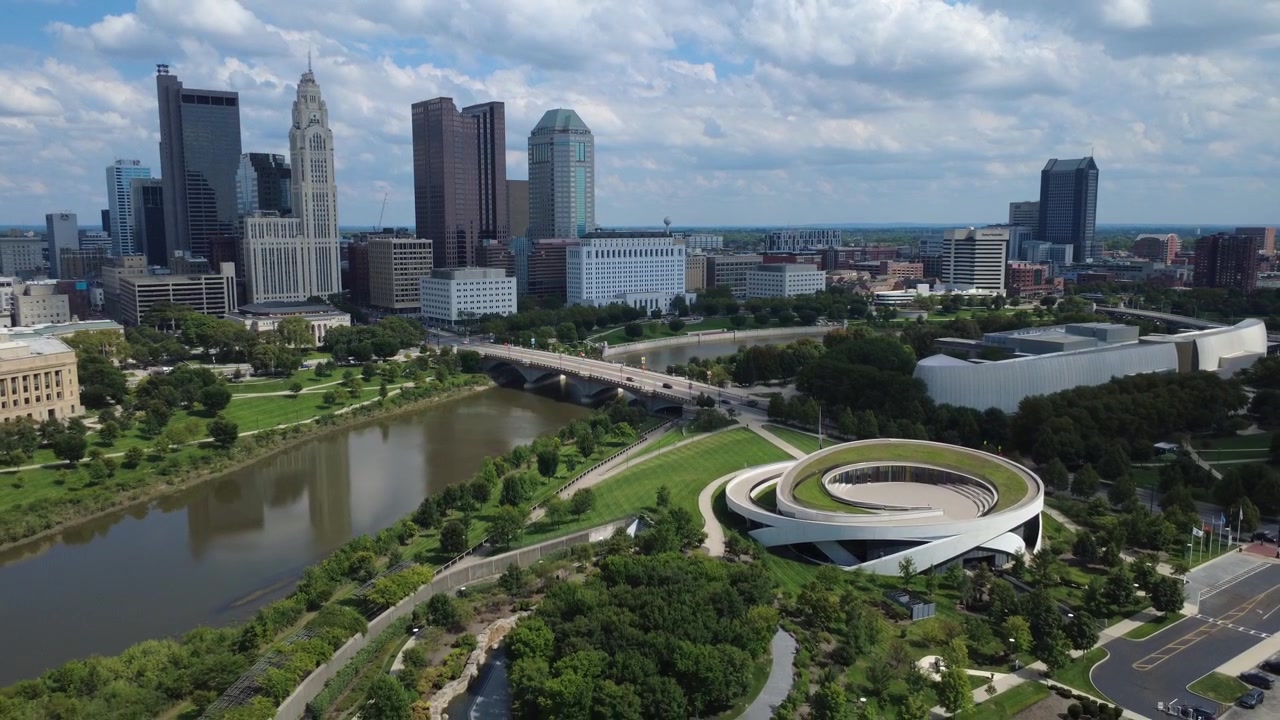 Ripresa con drone dello skyline di Columbus, Ohio, in una giornata di sole, che cattura la LeVeque Tower, il COSI Science Museum e il National Veterans Museum