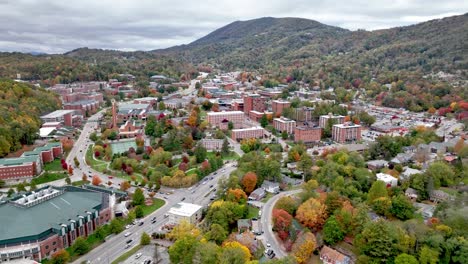 alta antena sobre boone nc, carolina del norte y el campus de la universidad estatal de los apalaches