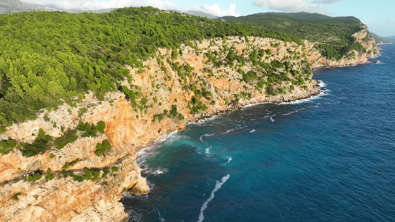 Drammatiche scogliere costiere e vista sull'oceano