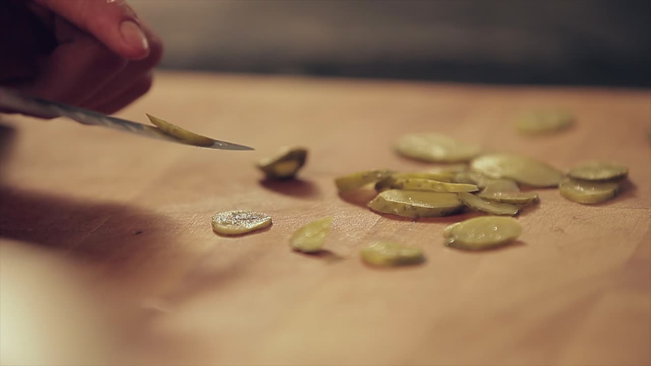 cortar el pepino en rodajas circulares