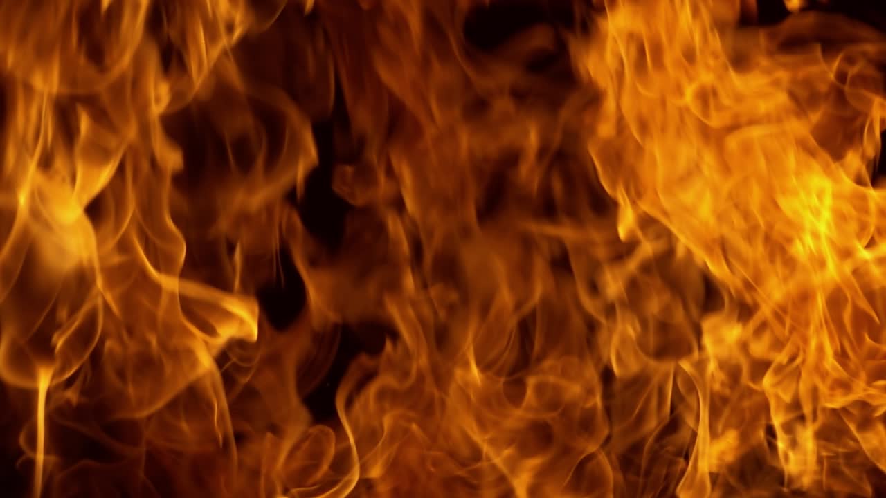 Ildflammer på sort baggrund i slowmotion