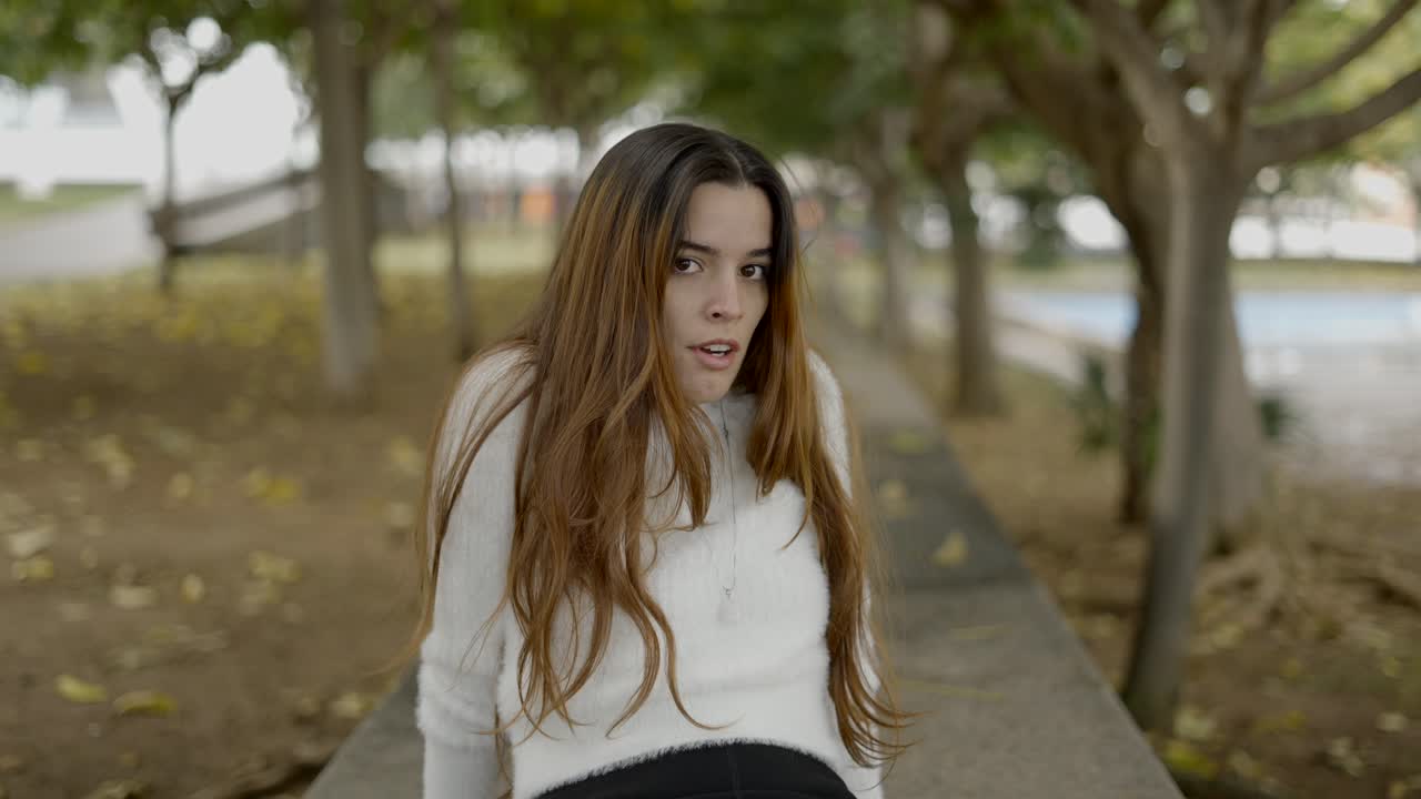 공원에서 젊은 여자