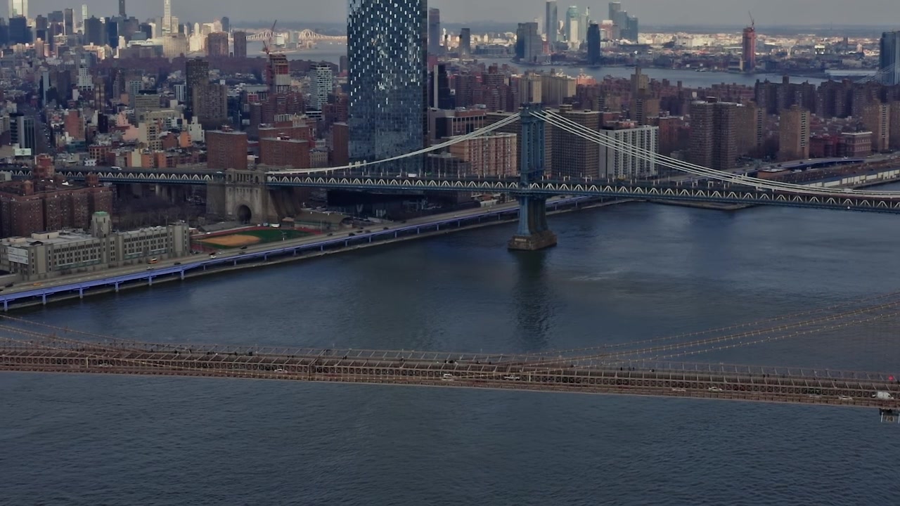 A Ponte do Brooklyn atravessa o Rio East em Nova Iorque durante o dia