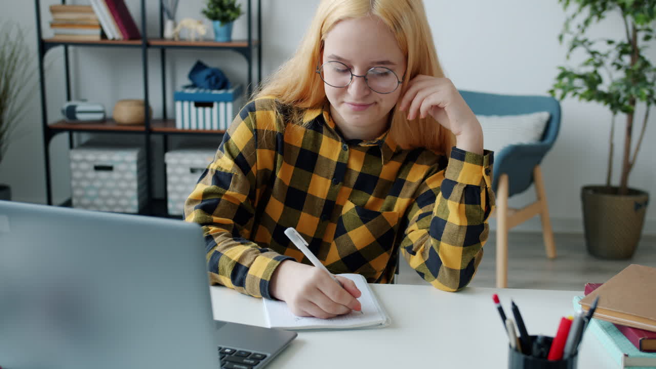 una adolescente que estudia en casa