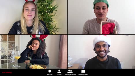 llamada grupal de navidad en pantalla dividida de 4 vías cuando el hombre abre el regalo y otros reaccionan