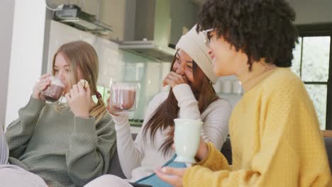 행복한 다양한 십대 소녀 친구들이 커피를 마시고 집에서 이야기하고, 슬로우 모션
