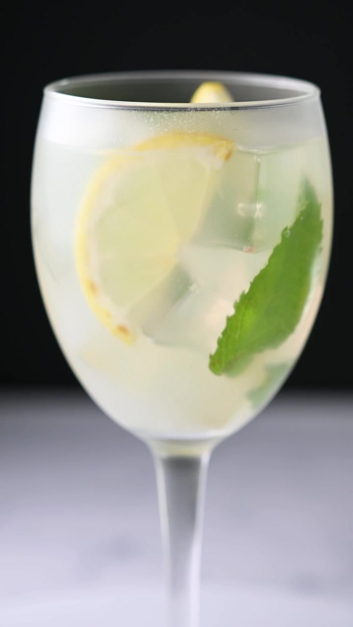 Cocktail Hugo Spritz in bicchiere.