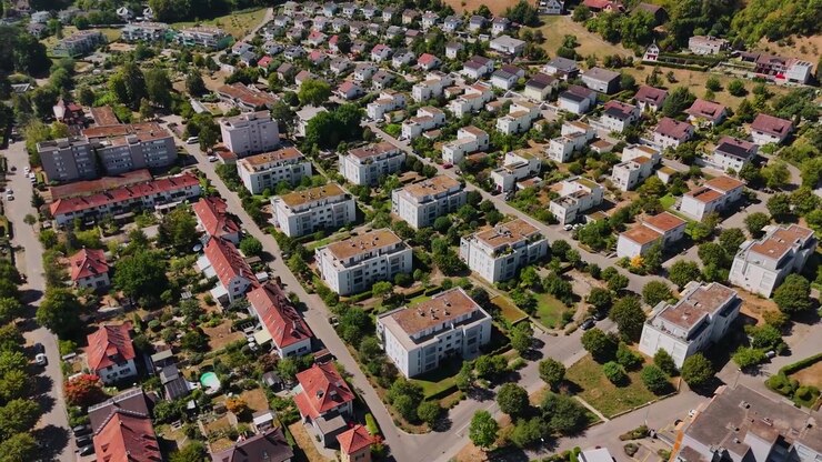 Luftaufnahme eines grünen Wohnviertels in Schaffhausen, Schweiz, mit Wohnblöcken, Einfamilienhäusern, Gärten und geordneten Vorstadtstraßen an einem sonnigen Sommertag