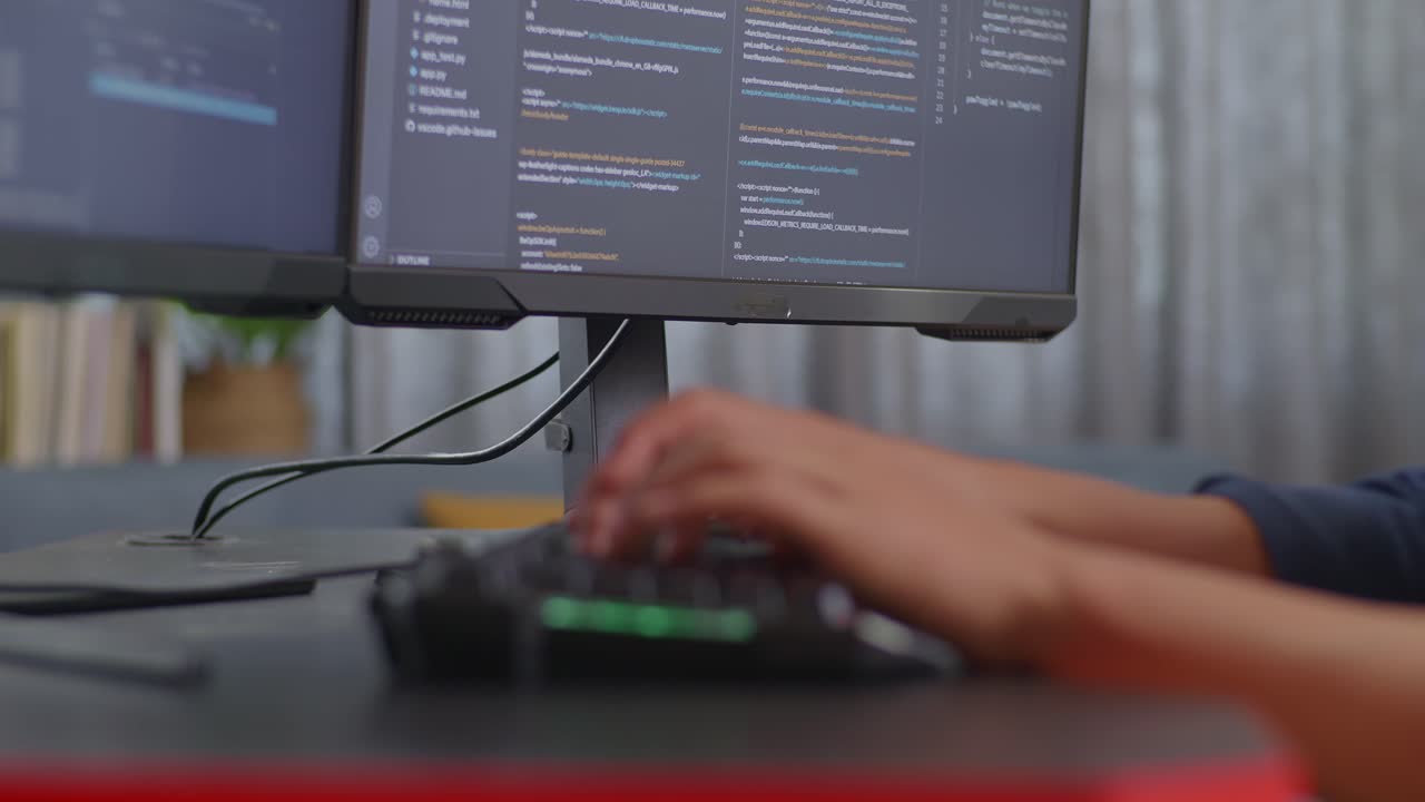 persona codificando en una computadora