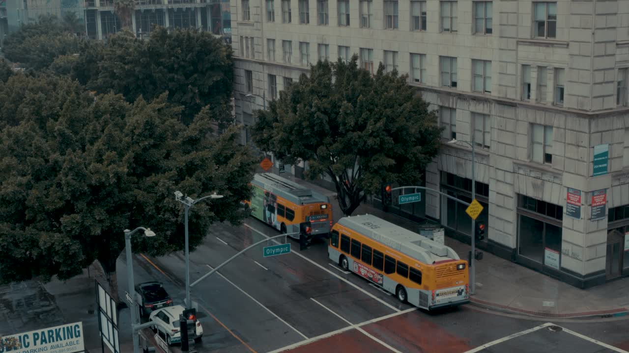 los autobuses del metro salen en la calle de las flores.