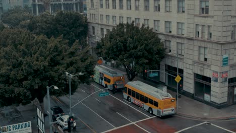 Los-Autobuses-Del-Metro-Salen-De-La-Calle-De-Las-Flores.