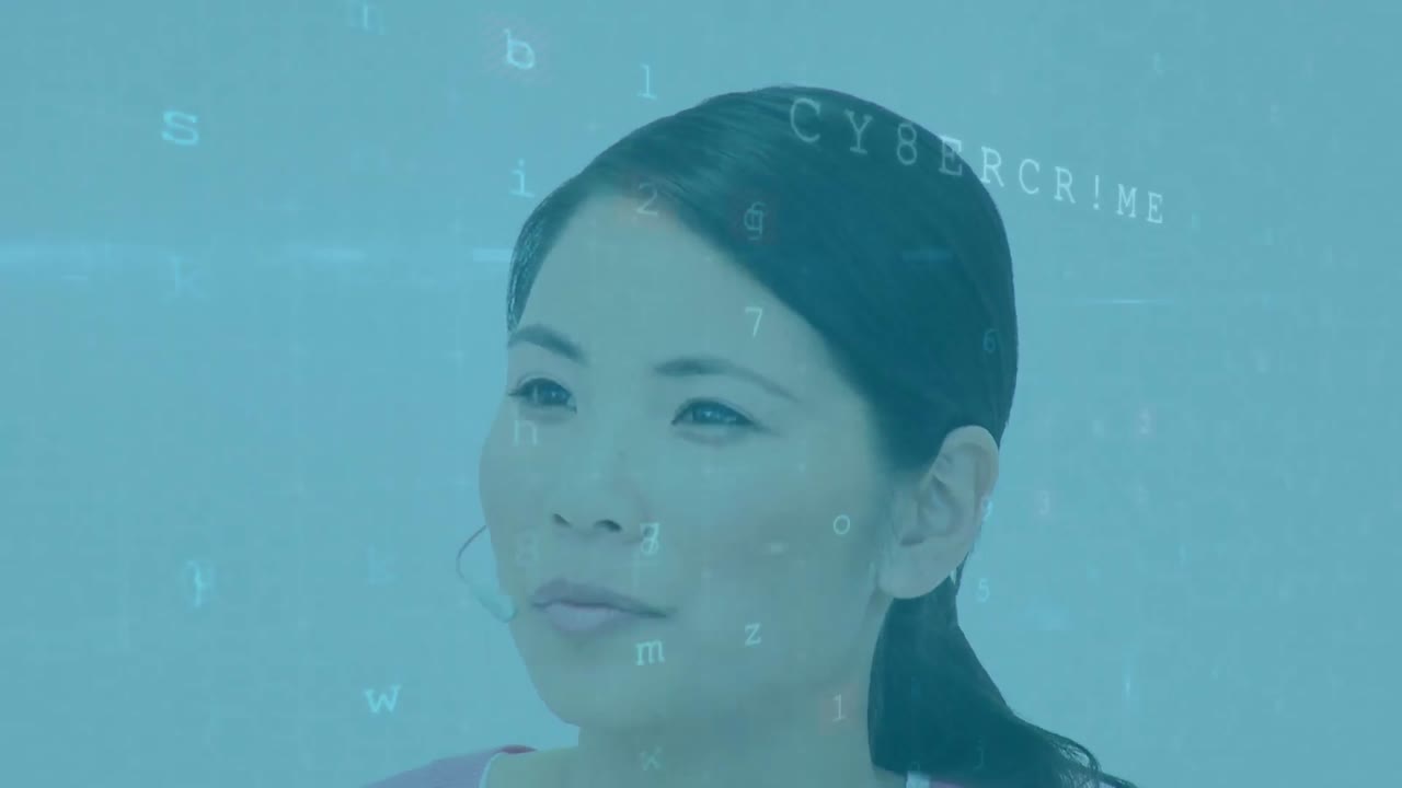网络安全数据处理画面覆盖在一位戴着电话耳机通话的亚洲女性客服主管上方。
