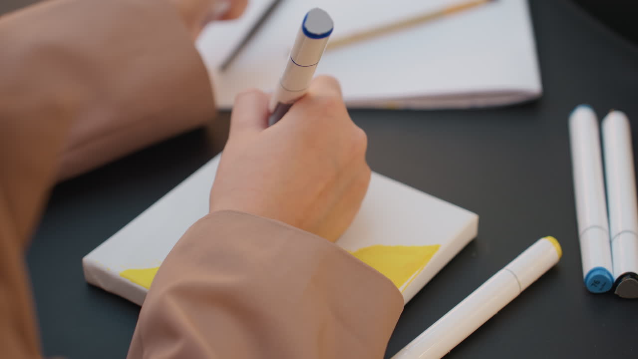 아티스트가 아트워크를 개선하고, 화가는 색상과 음영을 적용하며, 일러스트레이터는 꼼꼼하게 음영을 넣고 색조를 신중하게 조합하며, 창의적인 전문가는 세밀한 텍스처를 위해 색상을 겹쳐서 혼합해요.