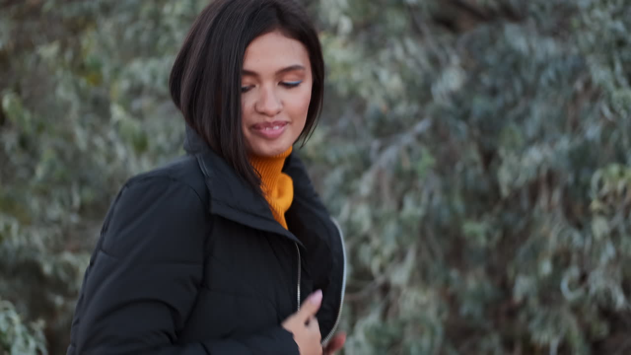 아시아 소녀가 카메라를 위해 포즈를 취하고 회전하고 있습니다.