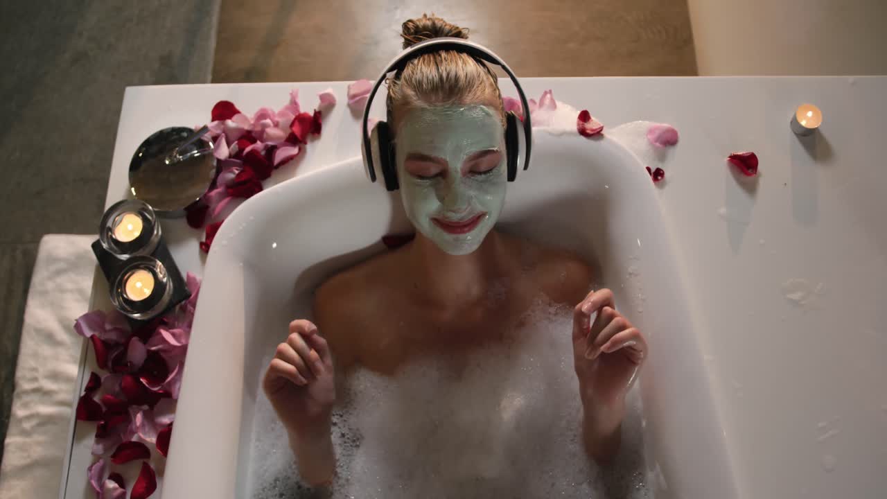 호텔 에서 음악 을 듣는 동안 목욕 을 하는 백인 여자