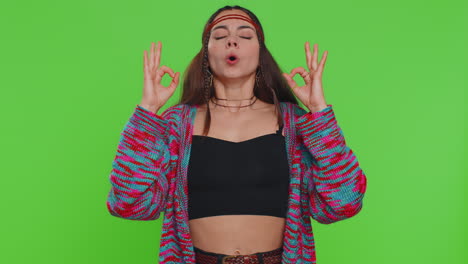 joven respira profundamente ojos cerrados meditando con pensamientos concentrados mente pacífica