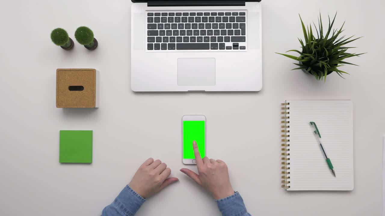 imágenes aéreas de una mujer de negocios usando un teléfono inteligente en el escritorio